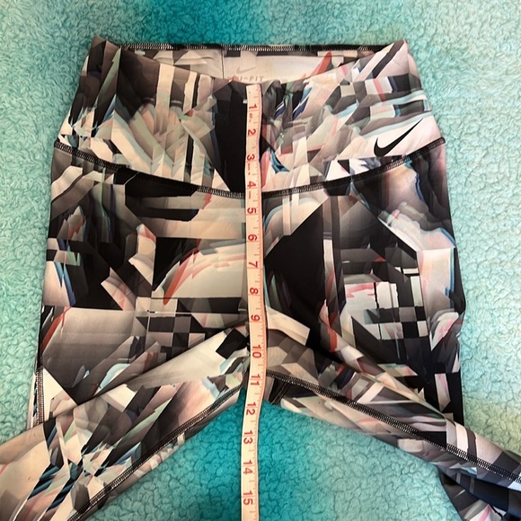 🔥NWOT Nike Abstract Pattern Leggings🔥 - Picture 5 of 9